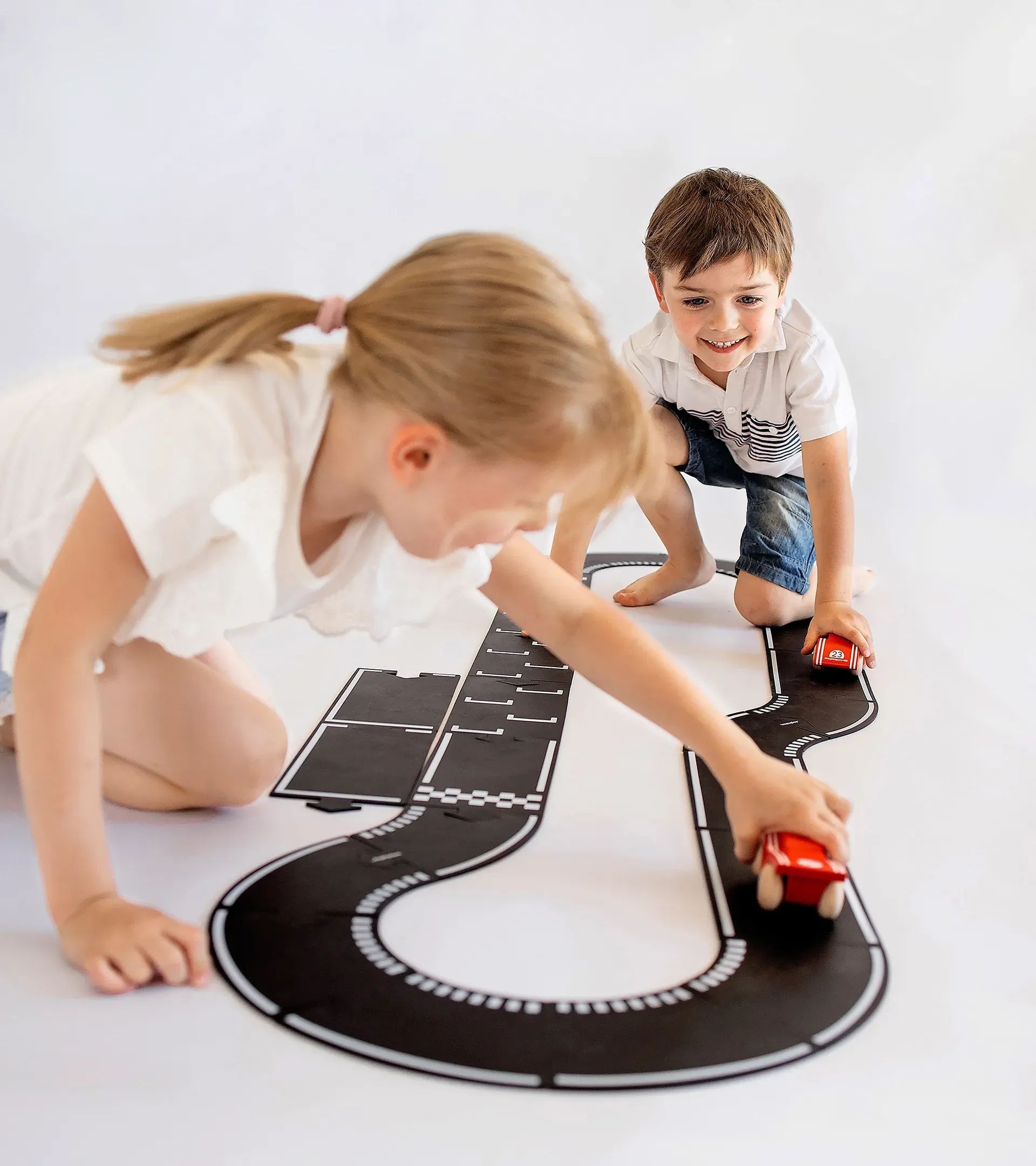 新品　PORSCHE LEIPZIG TRACKポルシェ　ライプツィヒ　おもちゃ Way to Play Race Track – Porsche Leipzig | PORSCHE SHOP